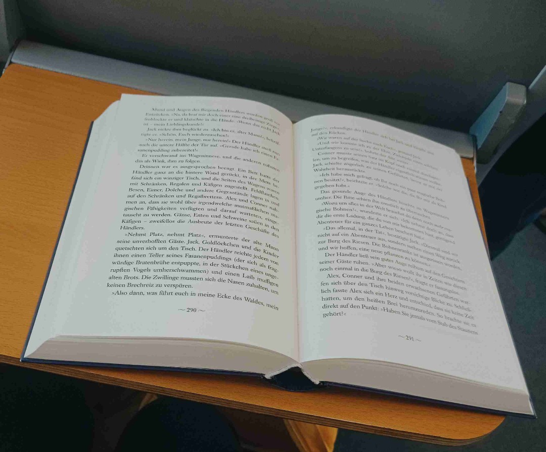 Ich liebe diese Buchreihe über ALLES.
Ich finde diese Geschichte so toll und spannend. Ich habe bis jetzt Band 1 und 2 gelesen, möchte aber auch noch die anderen vier lesen. Die Bücher bringen mich zum lachen, mitfiebern und manchmal tränen meine Augen auch ein bisschen.