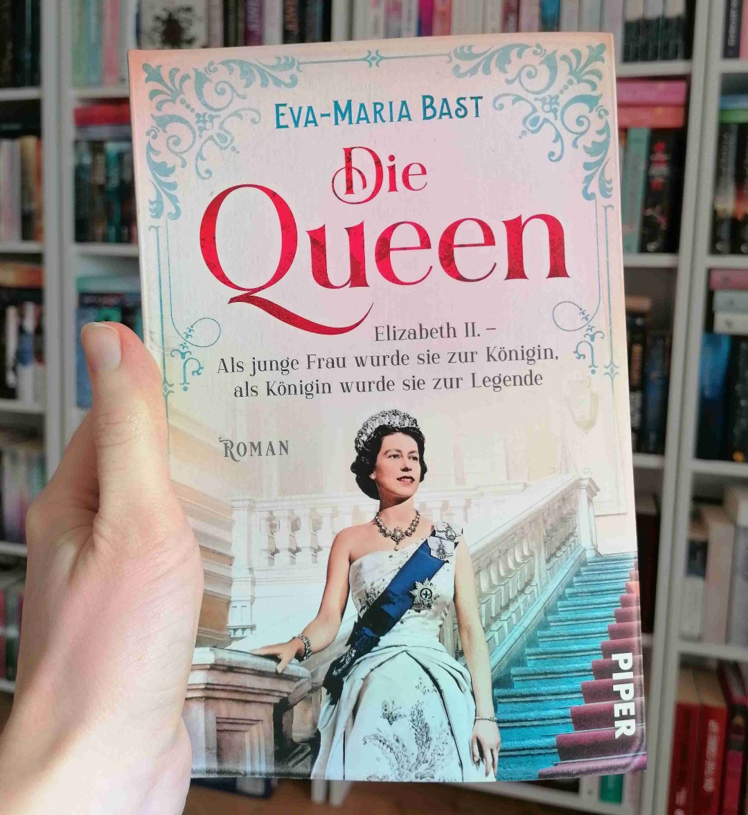 Ein kurzweiliger Roman, der einen noch einmal mit auf die Anfänge von Queen Elizabeth II. nimmt.
Der Schreibstil ist leicht zu lesen und macht es einfach, dass Buch nicht aus der Hand zu legen. Auch wenn man erst im Jahr 1944 startet und die Handlung mit der Krönung endet, so erfährt man genug, um die Person auf eine andere Art und Weise kennenzulernen.
Definitiv eine Empfehlung für diejenigen, die schon Bücher in dieser Form über andere historische Persönlichkeiten gelesen haben und/oder sich für das britische Königshaus interessieren.
