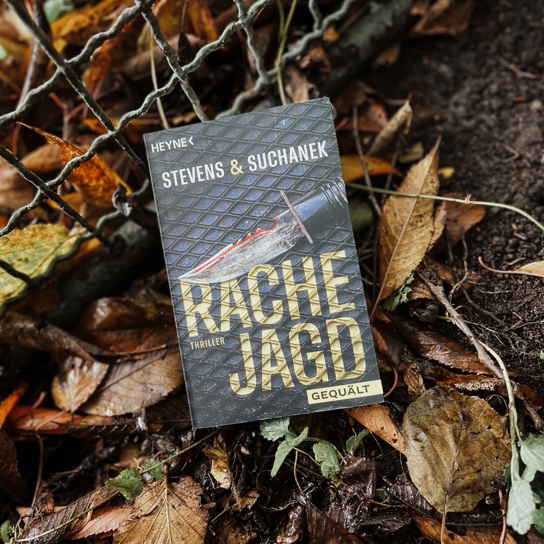 Rasanter, wendungsreicher und spannender Thriller, der Dich in die Lage versetzt mitzurätseln. Weißt Du, wer hier eine Rachejagd beginnt?