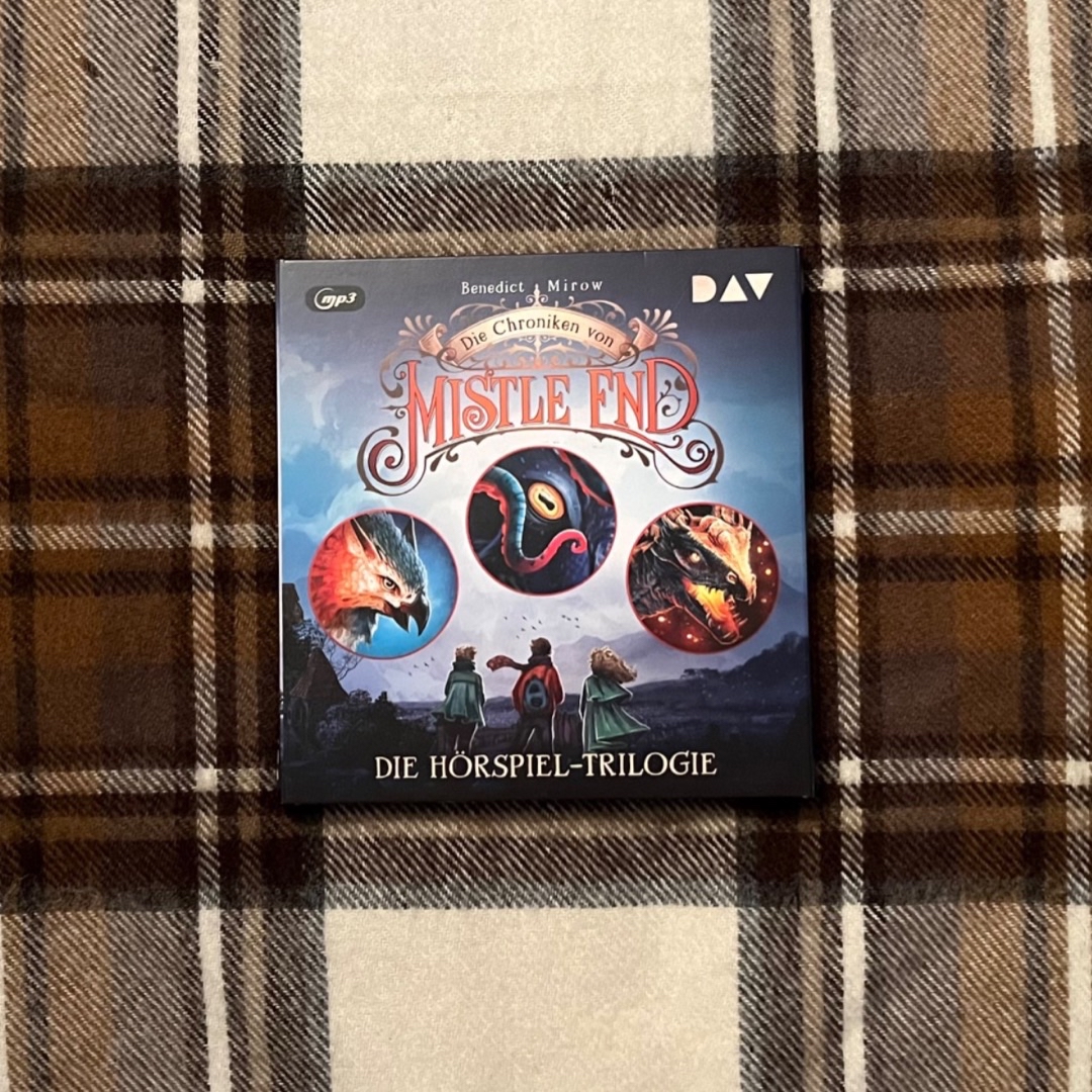 Band 1 & 2 kannte ich schon, aber jetzt noch einmal alle drei Bände hintereinander weg zu hören war ein großartiges Hörerlebnis.
Ich finde, hier ist wirklich alles stimmig, von der Geschichte über die Sprecher bis hin zur musikalischen Untermalung. Kino für die Ohren.