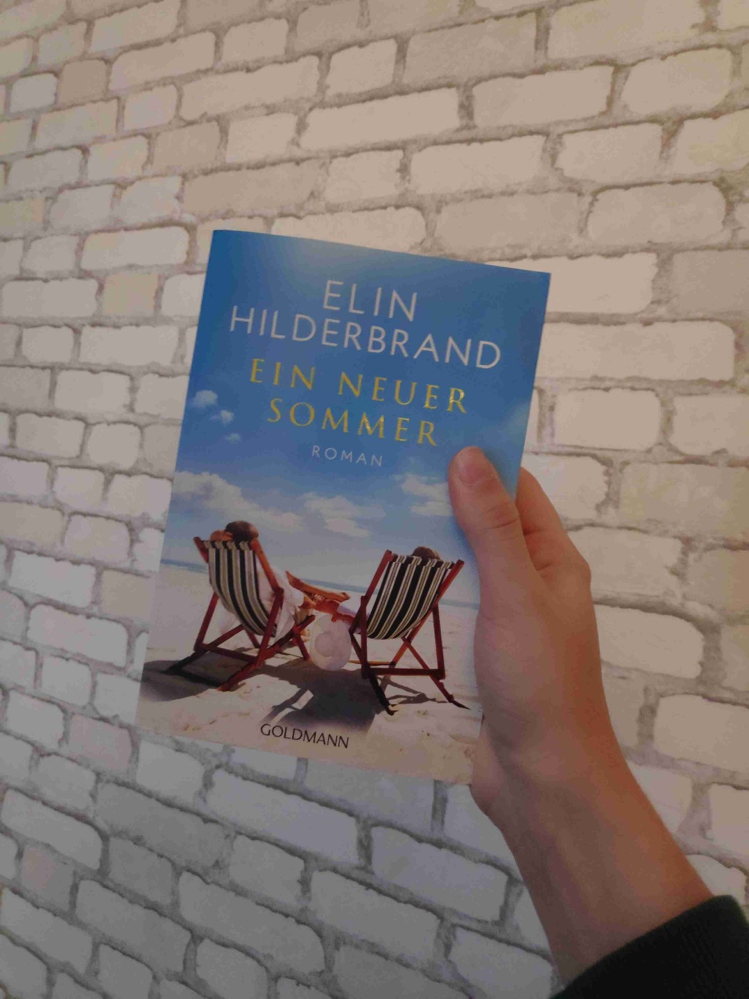Der Schreibstil der Autorin lässt einen einfach nur mitreißen. Sehr spannend geschrieben.
Anfangs zwar bisschen holprig eingestiegen, da so viele unbekannte Charaktere eingebracht wurden, aber das hat sich im Laufe der Geschichte eingefädelt. Die zeitversetzten Szenen- sowie Perspektivwechsel ließen einem eine gute Möglichkeit die mitspielenden Personen besser kennenzulernen und das Geschehene vor Augen zu führen.
Die 600 Seiten überflog ich mit einer bahnbrechenden Geschwindigkeit, da es mir bis zu den letzten Seiten keine Ruhe ließ, wie der Fall nun ausging.