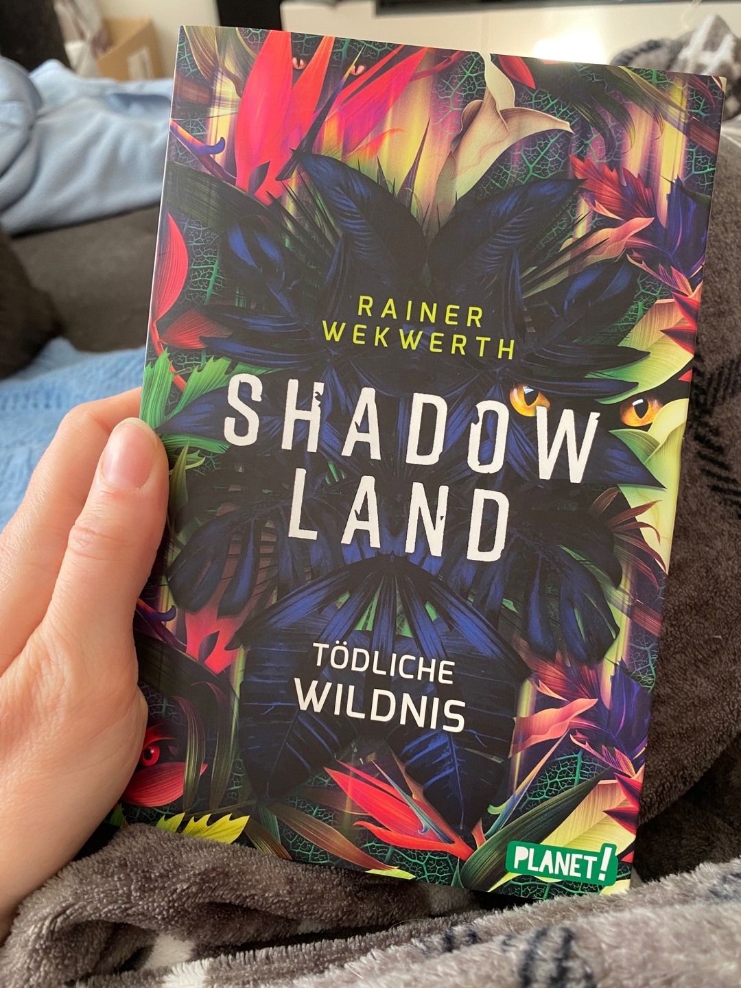Das erste Drittel des Buches hat mir richtig gut gefallen. Die Message hinter dem Buch mit der detaillierten Beschreibung der Welt und das dystopische Setting hat mir sehr gut gefallen.
Leider hat es danach sehr stark abgebaut. Eine Liebesgeschichte die so plötzlich da war das sie einfach nur deplatziert war.
Auch ist alles Schlag auf Schlag passiert ohne Spannung zu erzeugend.
