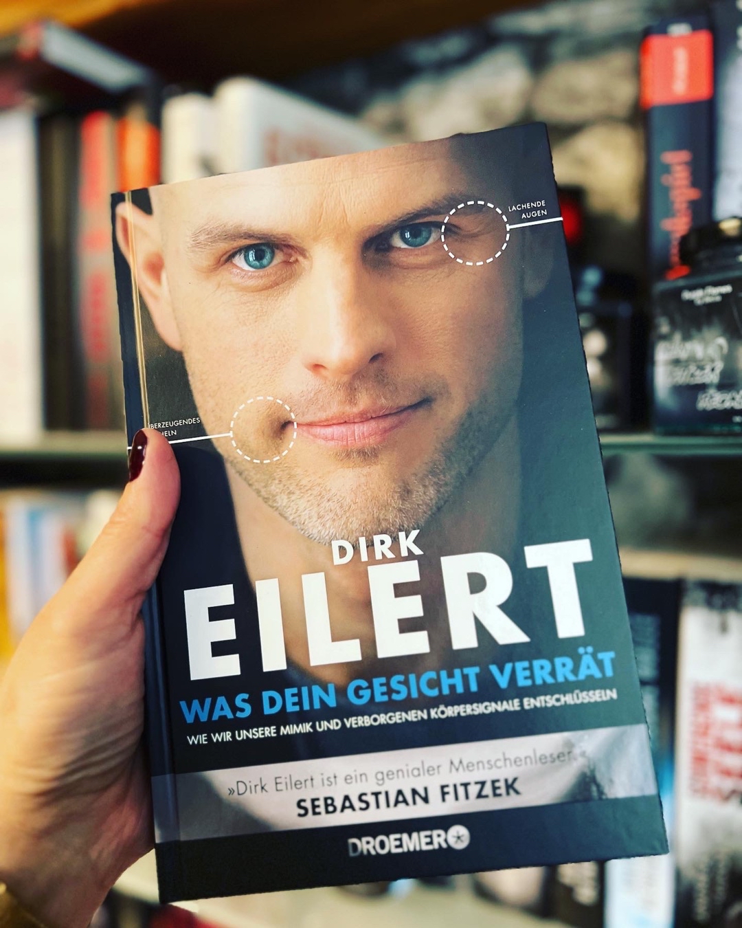 Interessantes Buch, das eine Menge über Mimik und Körpersprache verrät. Klare Leseempfehlung.