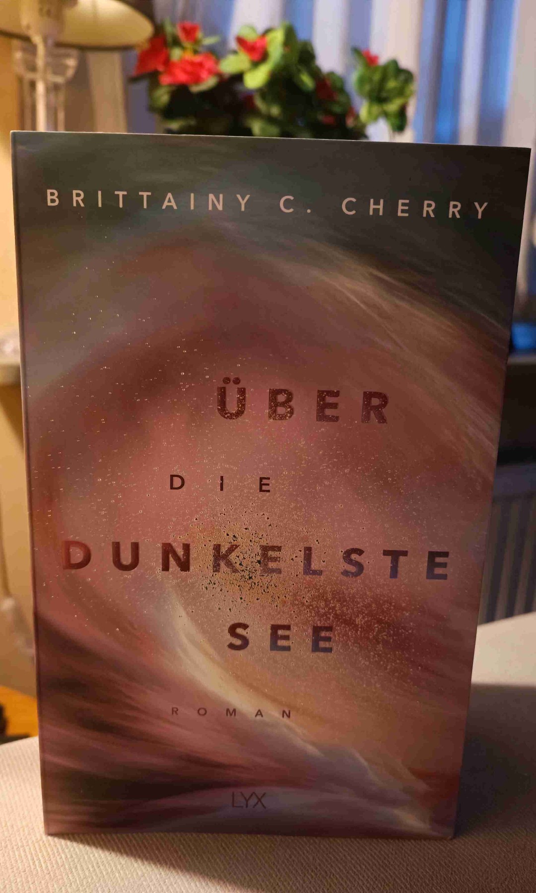 Wow😍
Band 3 der Reihe.
Brittainy C Cherry ist eine meiner lieblings Autorinnen,und ihre Bücher sind für mich immer ein Geschenk!Dieses Buch ist für mich wieder einmal ein Highlight von Ihr! Ich war so gespannt auf diese Geschichte von Damian. Jetzt weiß man was er alles durch gemacht hat,und wieso er so ist wie er ist. Stella ist auch ein wundervoller Charakter die sehr stark mit Selbstzweifeln zu kämpfen hat.
Ich freue mich jetzt schon auf ihre nächsten Bücher.