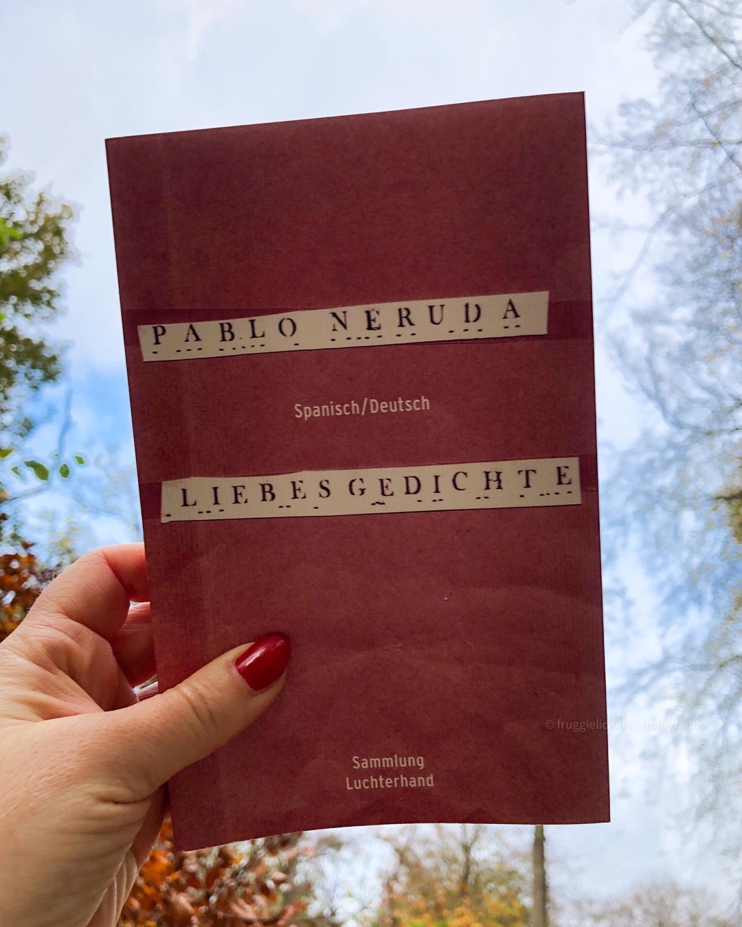 Empfehlung ❤️❤️ vor allem, wenn man selbst schreibt, sollte man Pablo Neruda studieren. Wie er Gefühle rüberbringt .. omg 🥹