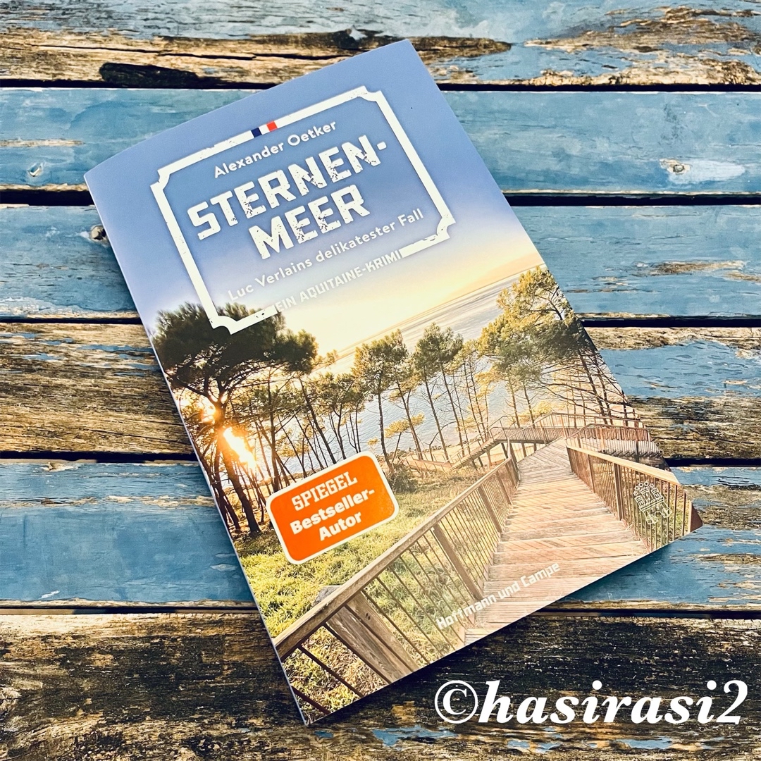 „Sternenmeer“ ist sehr spannend und klug konstruiert und lädt durch die fast schon poetischen Beschreibungen der Landschaft und Gerichte zum Träumen ein, aber er zeigt auch den harten Alltag der Küchenbrigade und dass die Chemie untereinander oft nur oberflächlich stimmt – den jeder will weiterkommen, ganz nach oben.
