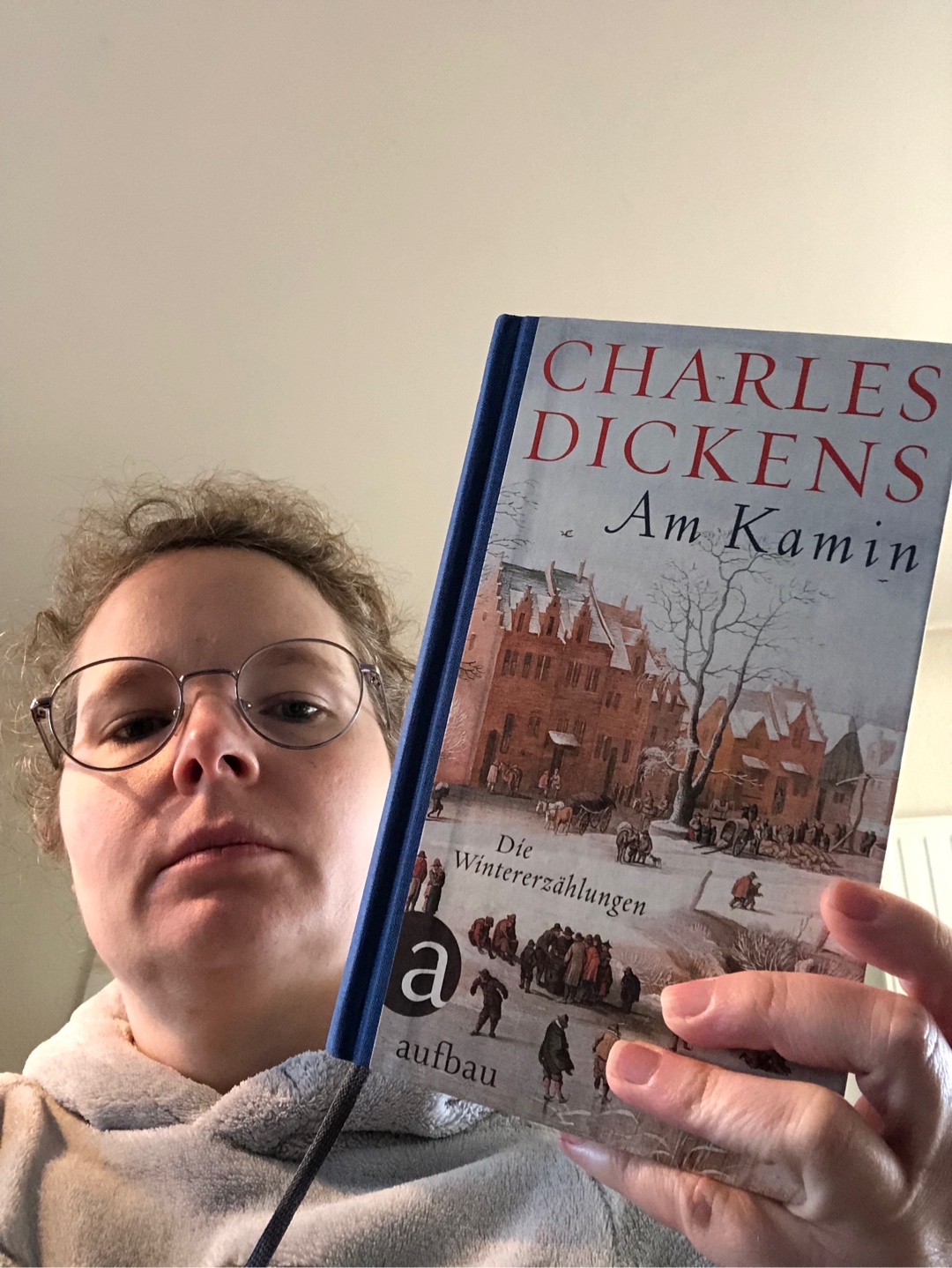 Nach Dickens Art erzählte gruselige Weihnachtsgeschichten. Manchmal leider etwas schwierig zu folgen