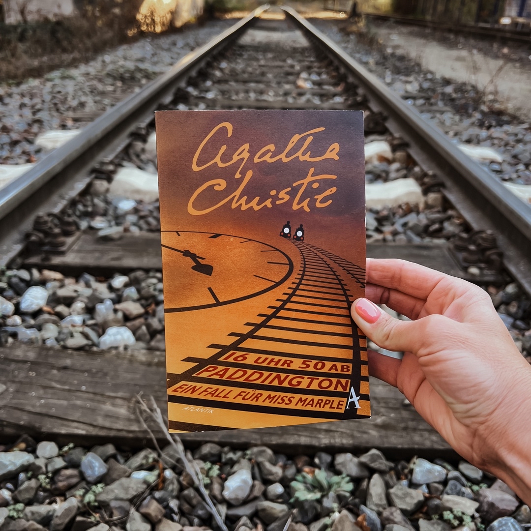Ein spannender Kriminalroman, indem zwar Miss Marple eine Nebenrolle spielt, der aber mit der hinzugezogenen Ermittlerin überzeugen konnte.