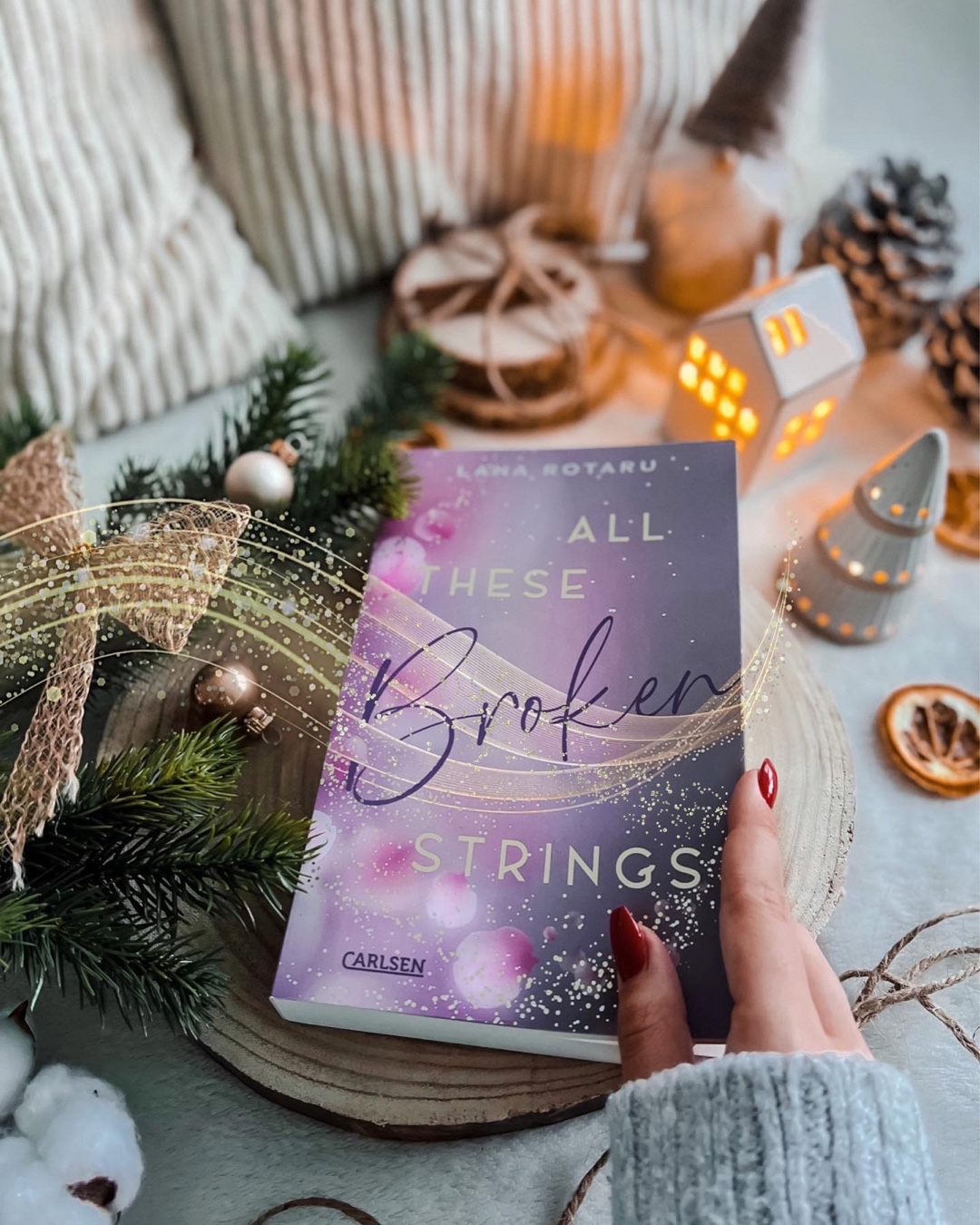 All These Broken Strings hat einen lockeren Schreibstil und das Camp Melody versprüht ein cozy Setting. Zwischen MacKenzie und Vincent konnte ich es bei einigen Szenen knistern spüren, allerdings war mir die fehlende Kommunikation und die Problemlösung zu mangelhaft. Insgesamt ist es eine süße Lovestory mit Camp Rock Vibes.