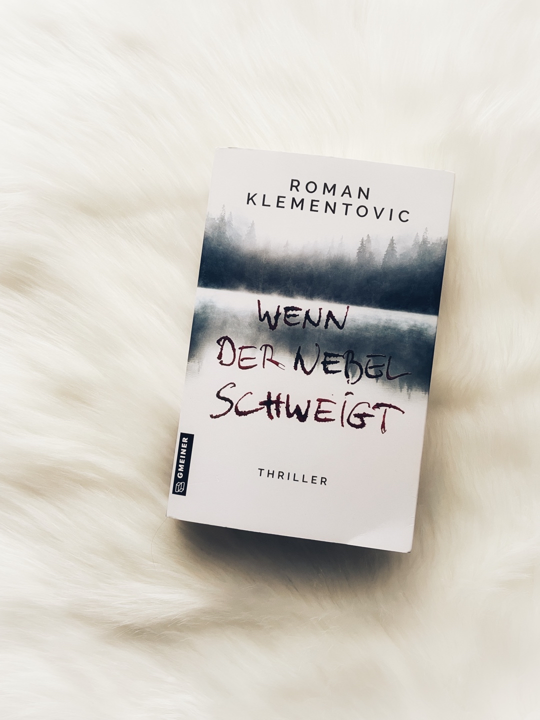 Ein gutes Buch mit beklemmender Atmosphäre und mitreißendem Plot aber auch kleinen Kritikpunkten. Lesen lohnt trotzdem! :)