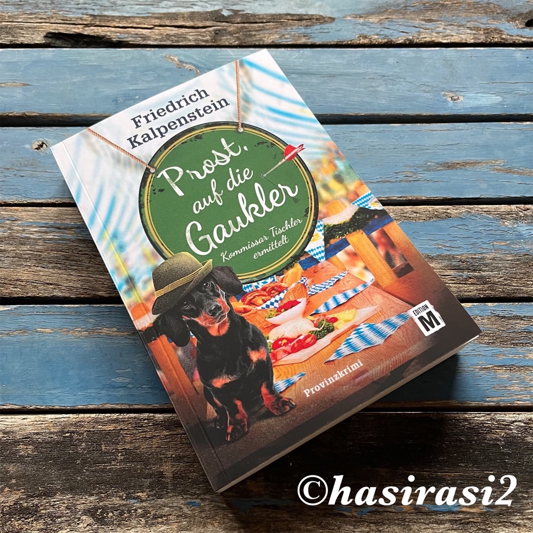 „Das ist kein Hund, sondern ein Dackel, und obendrein noch eine Kollegin von uns.“ (S. 59) Schon seit Kommissar Tischlers erstem Fall hoffe ich, diesen Satz zu lesen - Dackeldame Resi hat endlich eine Hauptrolle! „Prost, auf die Gaukler“ von Friedrich Kalpenstein und genauso spannend und unterhaltsam wie die Vorgängerbände der Reihe. Mit viel Macho-Gehabe, schnellen Autos und einiger stuntreifer, sehr sportlicher Verfolgungsjagden bringen die beiden Ermittler die Verdächtigen ordentlich ins Schwitzen. 