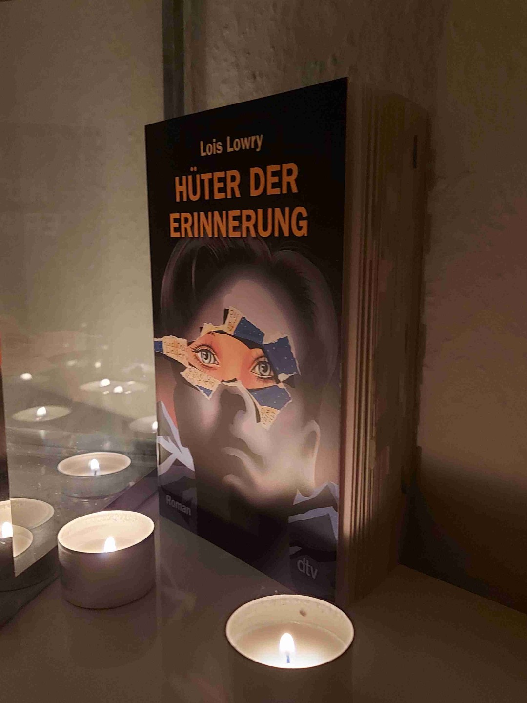 Ein Buch, was zum Nachdenken über unsere Gesellschaft und das eigene Leben anregt.