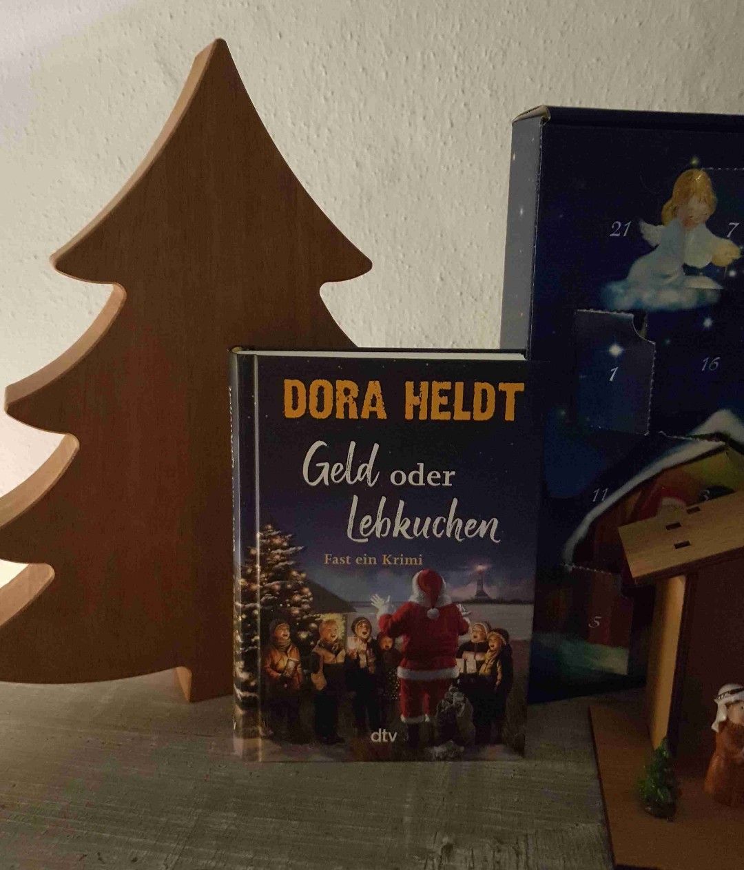 Die amüsante Weihnachts(krimi)komödie hat mich sehr gut unterhalten und ich habe sie fast in einem Rutsch durchgelesen. Die Protagonisten sind gut dargestellt, man spürt die winterliche Atmosphäre förmlich und durchgängig kommt eine weihnachtliche Stimmung auf. Insgesamt ein sehr gelungenes, kurzweiliges Buch.