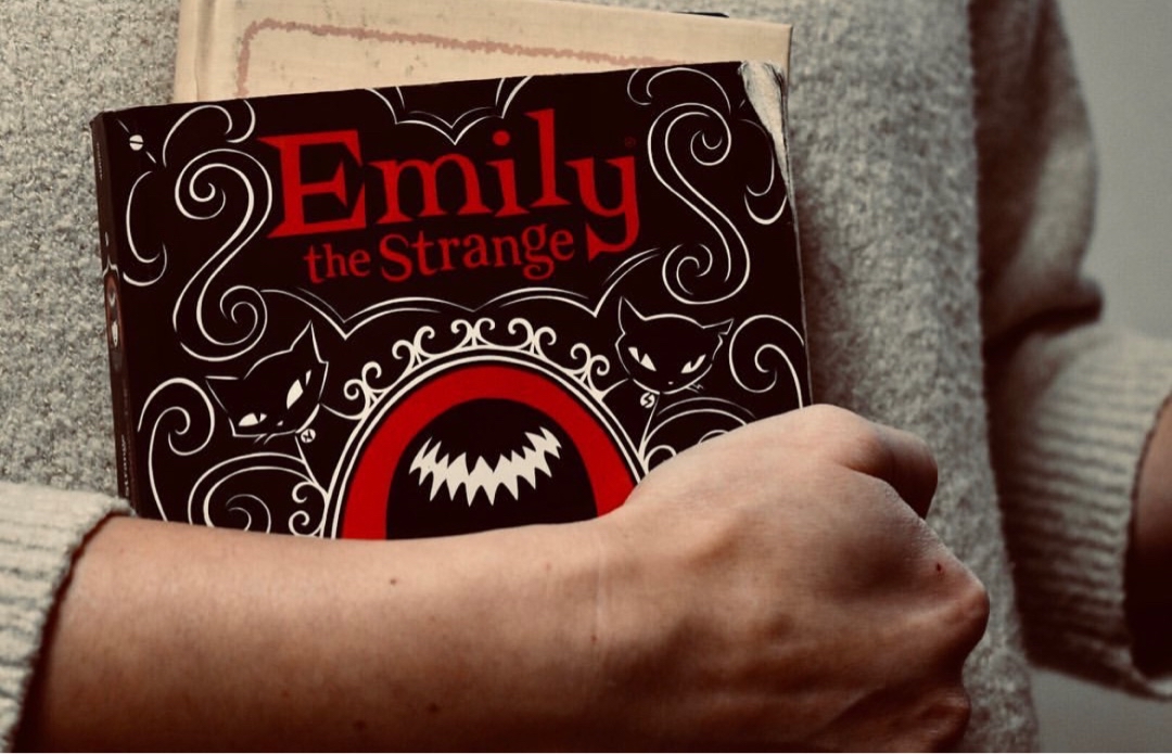 Das Buch ist im Stil eines Tagebuchs geschrieben und nett illustriert. Die ersten 100 Seiten hatte ich meine Probleme mit dem Schreibstil aber am Ende ging es gut zum lesen. Die Geschichte ist ein bisschen strange. Ich würde aber trotzdem den 2. Teil lesen. Einfach um zu wissen, wie es weitergeht.