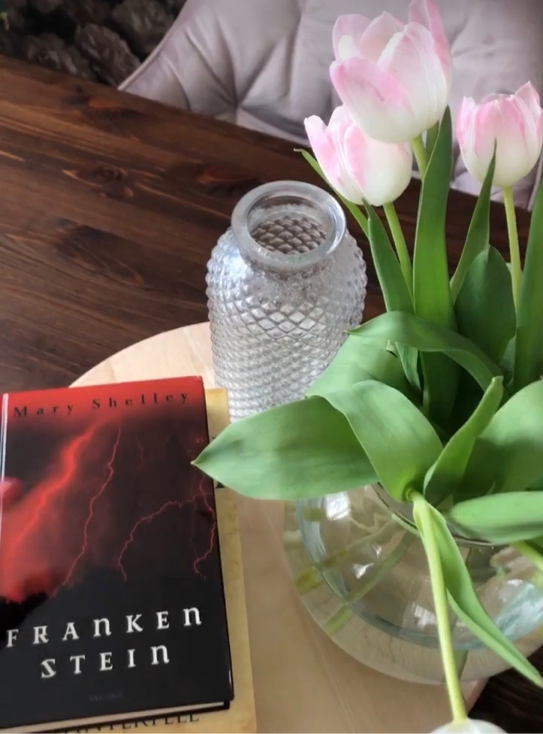 Frankensteins Monster wird in unzähligen Verfilmungen immer wieder aufgegriffen. Mir ist aufgefallen, dass sich der Ablauf der Geschichte wiederholt. Frankenstein wird mit etwas schlimmen konfrontiert , bekommt Fieber , wird gesund , wird wieder mit was schlimmen konfrontiert,… Was mir gut gefallen hat, ist die Art wie die Geschichte erzählt worden ist. Es war teilweise eine Geschichte in der Geschichte.