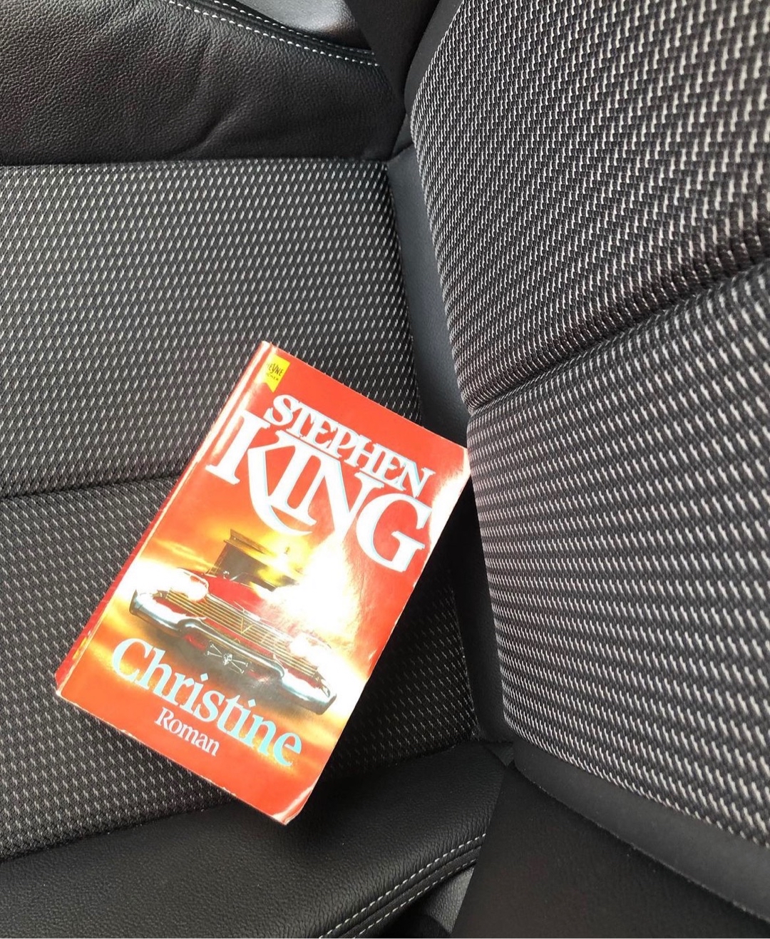 
Am Anfang konnte ich mir nicht vorstellen, dass man so viele Seiten über ein Auto schreiben kann. Aber hat gut funktioniert und jedes Kapitel hatte neue Informationen.