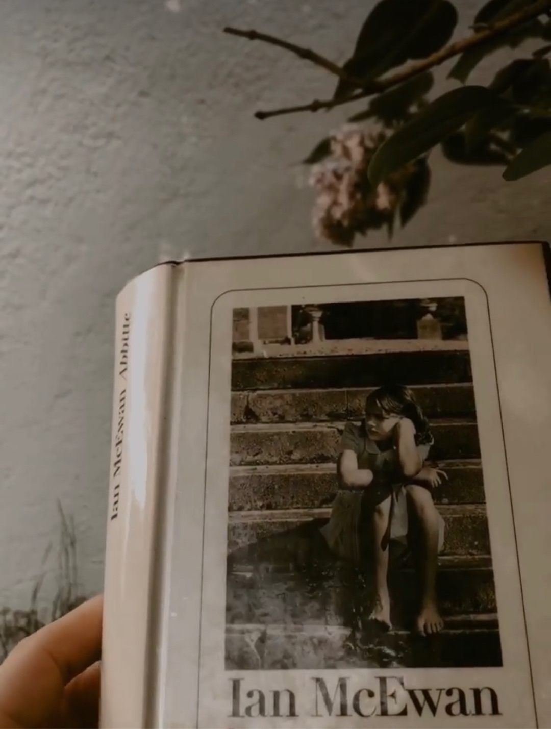 Durch die Verfilmung von 2007 mit Keira Knightley, James McAvoy und Saoirse Ronan war mir die Handlung bekannt. Der Film ist auch sehr nahe an dem Buch. Das Buch ist in drei Teilen aufgebaut. Im ersten Teil gibt es nummerierte Kapitel in den anderen Teilen leider nicht.