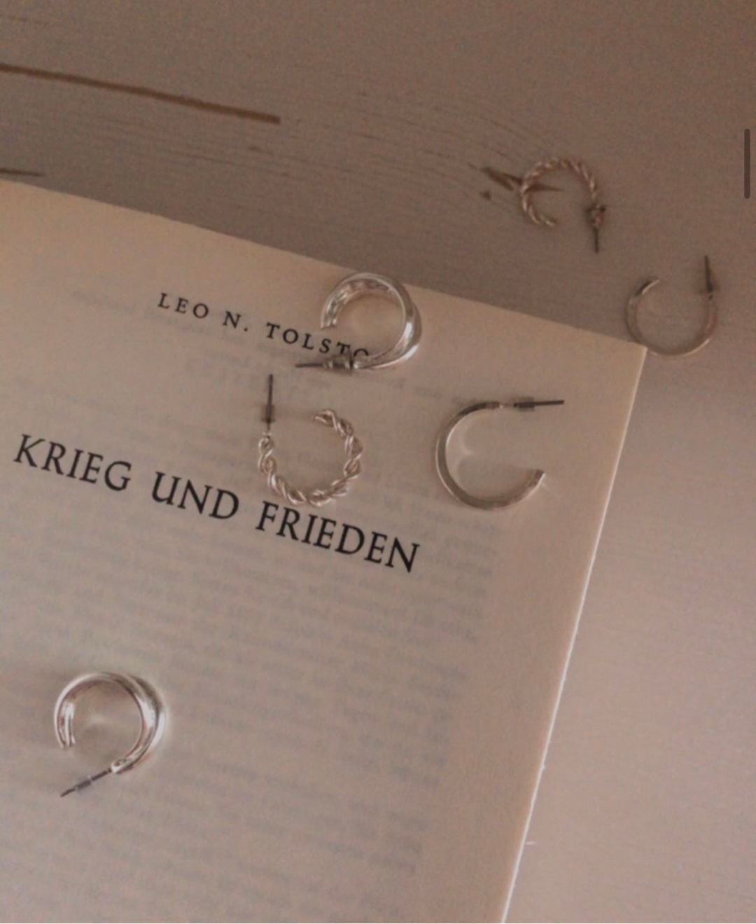 Das Tolle an dem Buch ist die Abwechslung zwischen Krieg und den verschiedenen Themen in der Welt des Adels. Wie Bälle Heiratspläne und Teestunden.