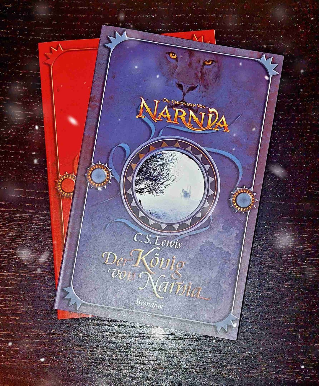🦁 Teil 2 - Ein Schrank voller Magie
Auch der zweite Teil der Narnia Reise hat mich begeistert. Die neuen Charaktere sind sympathisch (auch wenn nicht gleich alle von Anfang an), die Welt ist fantastisch beschrieben und es macht einfach Spaß zu lesen. ❄️👑