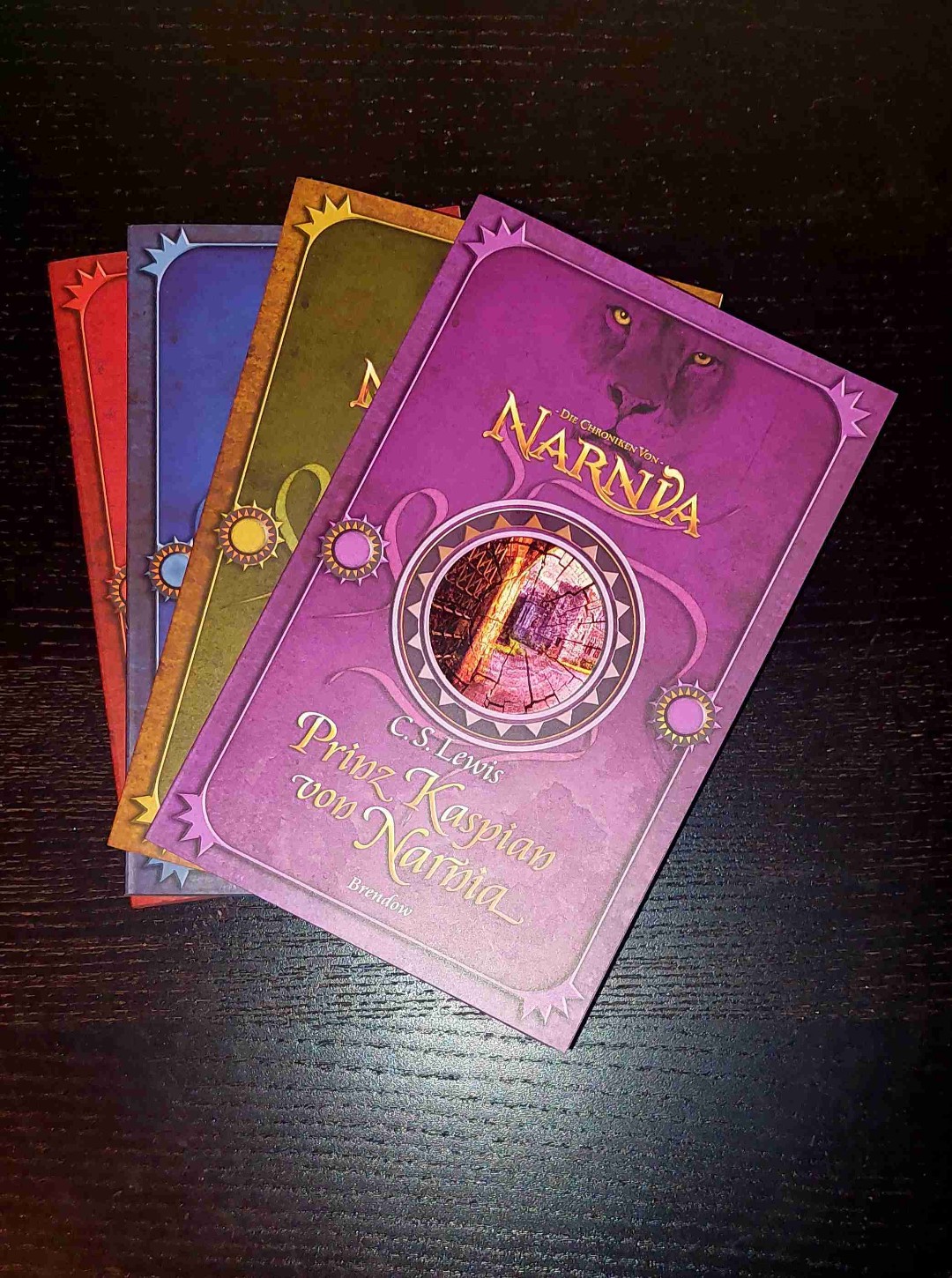 🦁 Teil 4 - Zurück in Narnia
Bisher m.M nach der "schlechteste" Teil.
Teilweise langweilig und trotz der wenigen Seiten einige Längen... Trotzdem schön wieder zurück in Narnia gewesen zu sein ❤️