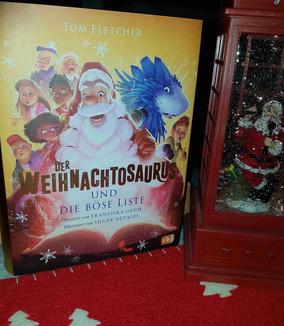 Ein richtig toll gestaltetes Kinderbuch mit schöner Botschaft, aber leider konnte es für mich nicht ganz an den Weihnachtszauber von Band 1 anknüpfen, zumal der liebgewonnene Protagonist der beiden Vorgänger erst recht spät im Buch in Erscheinung tritt.