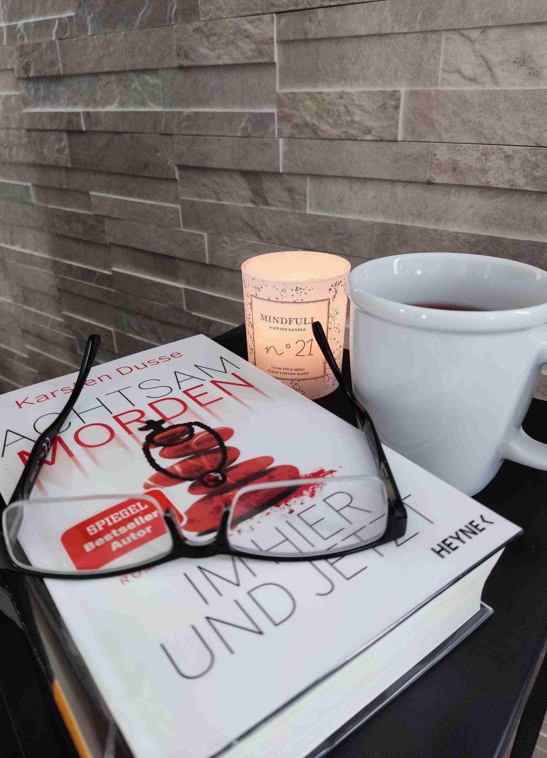 Ein durchaus gelungenes, aber völlig anders Buch als die drei vorherigen. Mich hat es absolut begeistert und ich habe wie bei den vorherigen viel geschmunzelt und gelacht. Wie kein anderer mir bekannter Autor gelingt es Dusse dem Protagonisten Diemel die Zufälle so hinzuschreiben, dass der sympathische Anwalt mit all seiner Achtsamkeit zwar regelmäßig mordet aber dennoch nichts an Sympathie einbüßt. 5 von 5 Sternen. Schade dass die achtsam morden Reihe dann erstmal beendet ist. Vielleicht gibt es in Zukunft noch einen weiteren Teil.