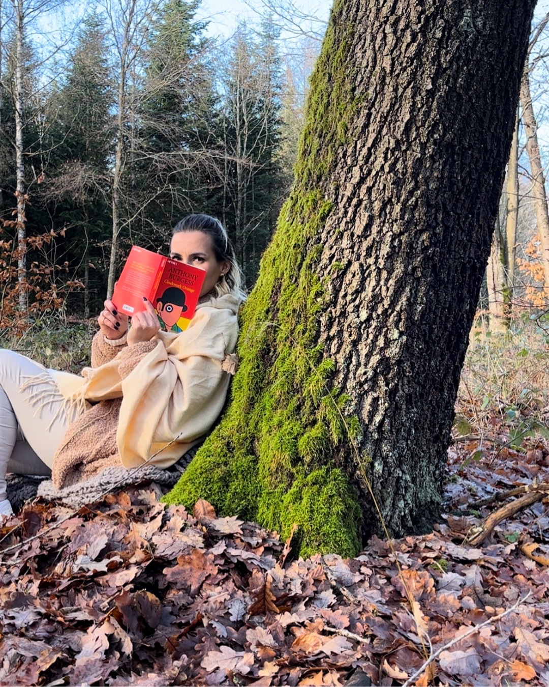 Das Besondere an der Geschichte ist wohl die von Burgess erfundene Fantasiesprache, welche die Hauptperson spricht. Die Geschichte ist auf jeden Fall anders und ich war froh zuerst den Film gesehen zu haben. Da ich dadurch wusste was passiert. Das Buch gefällt mir sogar besser. Der Film wurde aber gut umgesetzt.