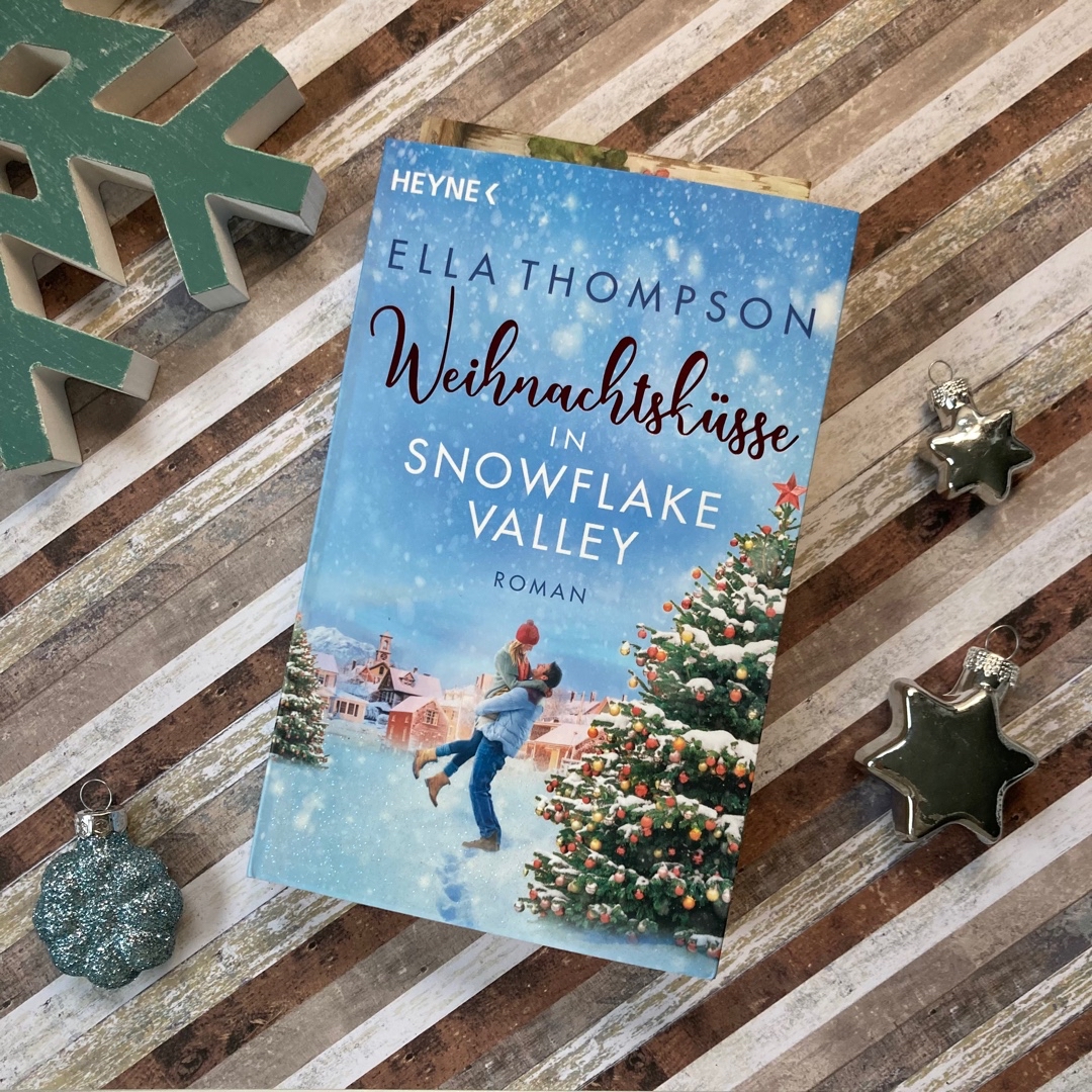 Wer Weihnachtsbücher liebt, ist hier richtig. Denn in diesen Seiten steckt genug Weihnachtsdeko, um eine ganze Stadt zum Leuchten zu bringen.
Ella Thompson hat es mal wieder geschafft, meine Fantasie zu wecken und mich wegträumen zu lassen.
