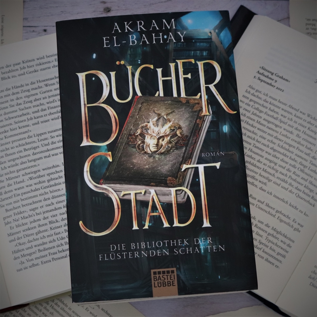 „Eine riesige unterirdische Bibliothek. Hallende Bücherschluchten. Geheimnisse in jedem Band…“