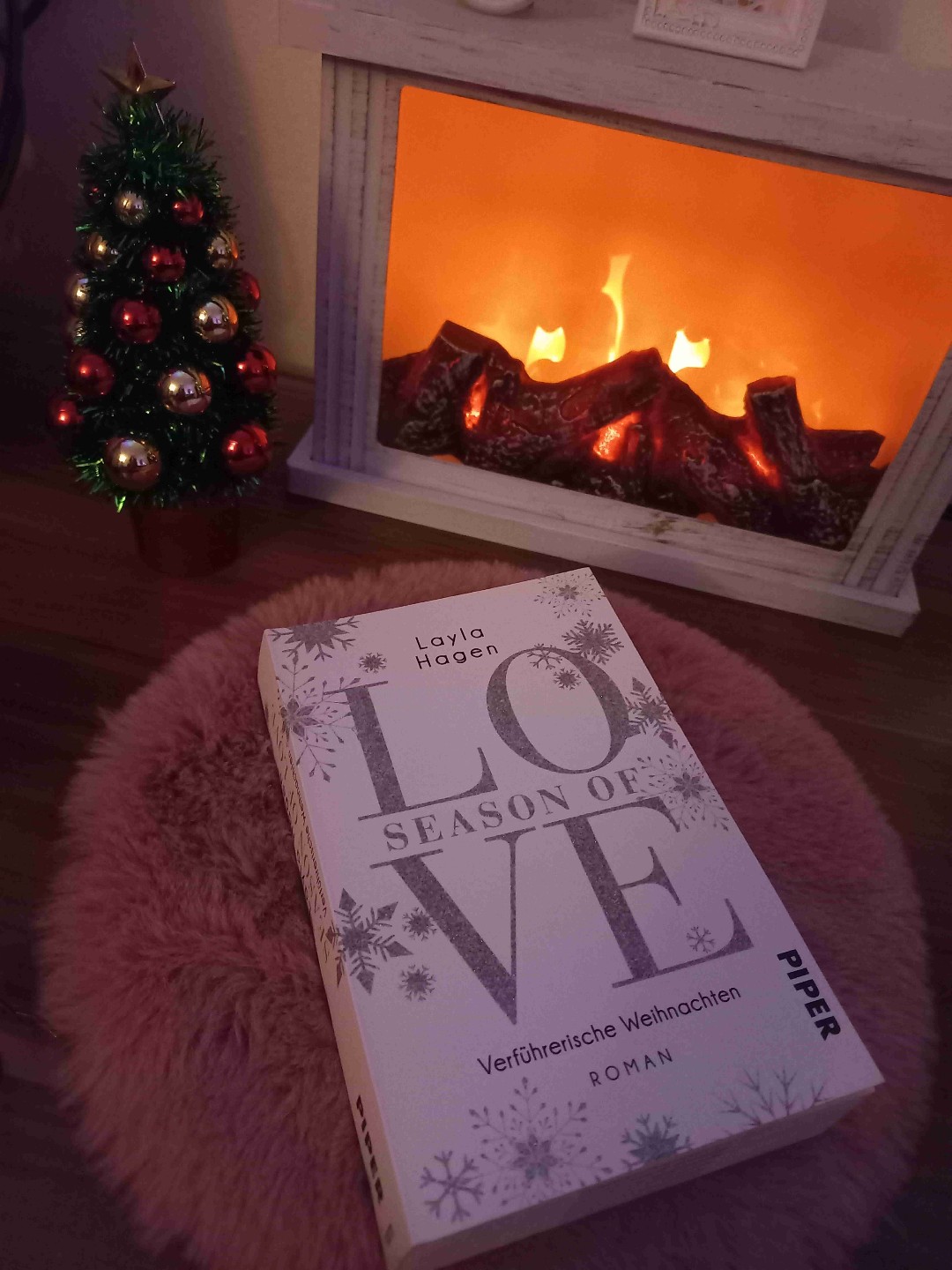 Ich finde das Cover sehr schön und passt super zu der Geschichte die um die Weihnachtszeit spielt, auch die Schneeflocken bei jeden Kapitel passen so schön zum Buch. Es war romantisch, emotional und erotisch ,die Protagonisten hab ich richtig ins Herz geschlossen, rundum ein fantastischer 10. Teil der Season of Love Reihe ,auch hat man wieder von der Bennet Familie aus den anderen Teilen gelesen ,was ich sehr schön fand. Eine wirklich herzerwärmende Geschichte. Kann ich jeden empfehlen.