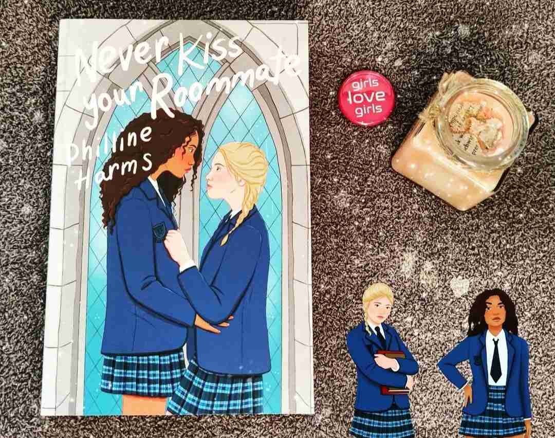 Wer Lust auf eine unterhaltsame, queere Internats-Romanze hat, wird hier definitiv fündig.
