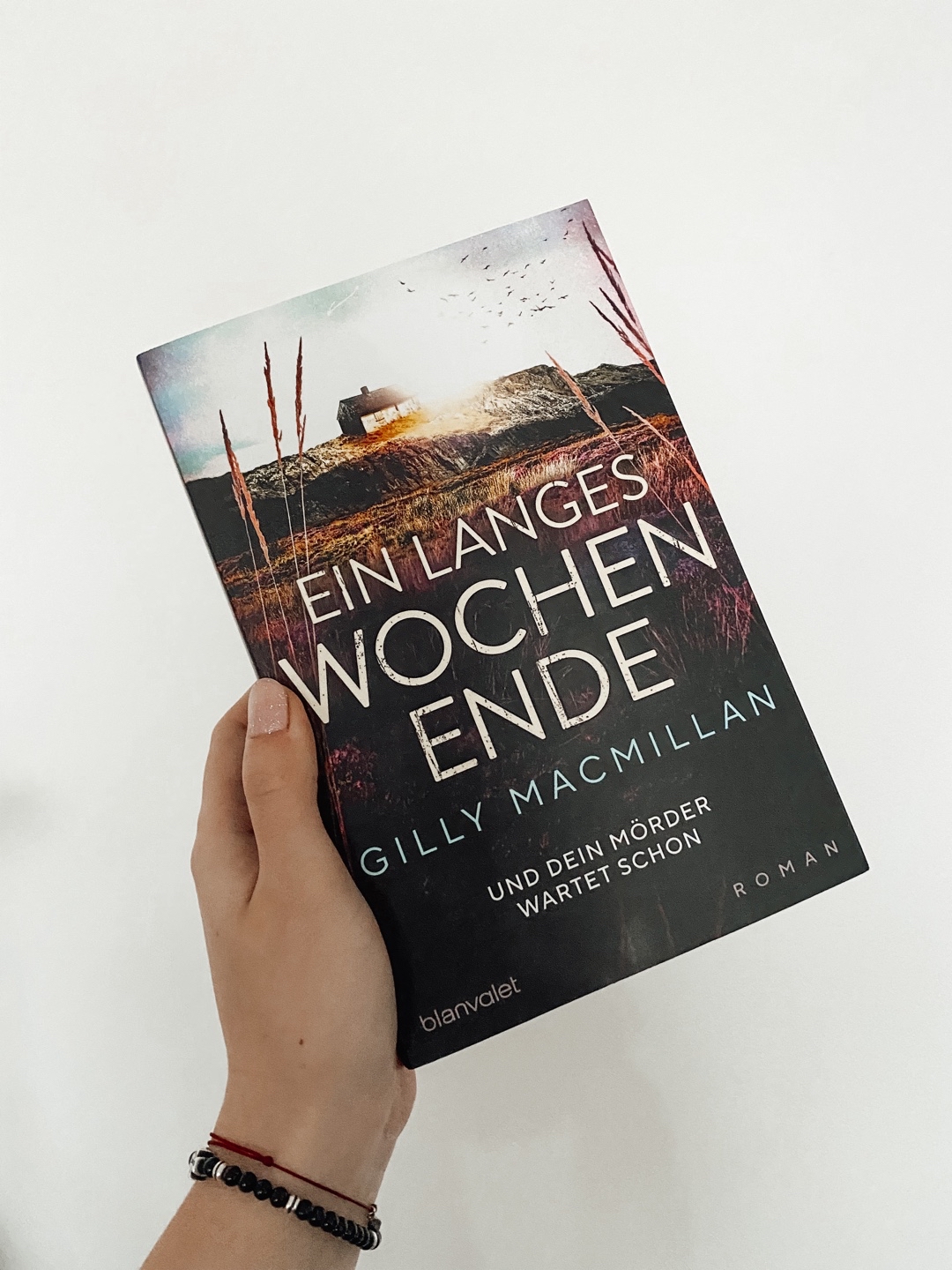 ➡️Kurzrezension: Leider muss ich sagen, dass mir das Buch nicht gefallen hat. Zu Beginn startet es zu ausführlich. Es passiert kaum was & dadurch zog sich die Handlung. Ab der Hälfte wurde es dann besser, aber leider hab ich schnell gemerkt, dass mir alles zu chaotisch & zu viel des Guten war. Mir kam es einfach vor, dass die Geheimnisse und Verbindungen der Personen auf Krampf irgendwie zusammengewürfelt wurden. Das Ende ist auch nicht wirklich überraschend. Ich kann das Buch somit leider nicht weiterempfehlen.☹️