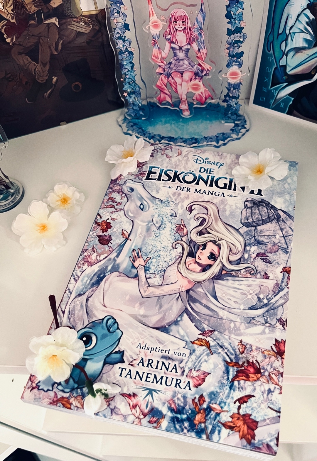 Der Zeichenstil von Arina Tanemura ist wie immer wundervoll. Und ich liebe die Eiskönigin, weshalb ich den Manga nun doch haben wollte, allerdings war mir die Story leider viel zu gequetscht. Ich hatte die ganze Zeit das Gefühl, dass die Geschichte viel zu schnell abgehandelt wird. Dadurch wirkte leider alles ziemlich gehetzt ^^“ 