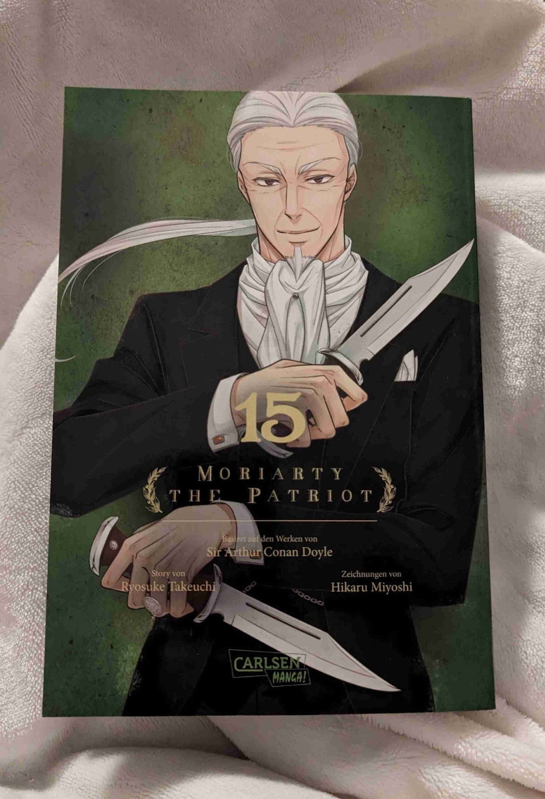 Nach einem Zeitsprung von 3 Jahren geht es mit der Geschichte der Moriarty Familie weiter. Mir hat der Band super gut gefallen. Moran kommt quasi kaum drin vor, aber ich bin mir sicher im nächsten Band werde ich ihn öfter sehen.😜