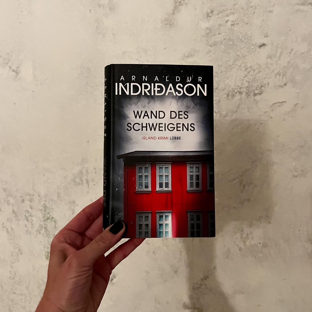 Der Krimi überzeugt durch viele Verstrickungen, die das Buch spannend machen.