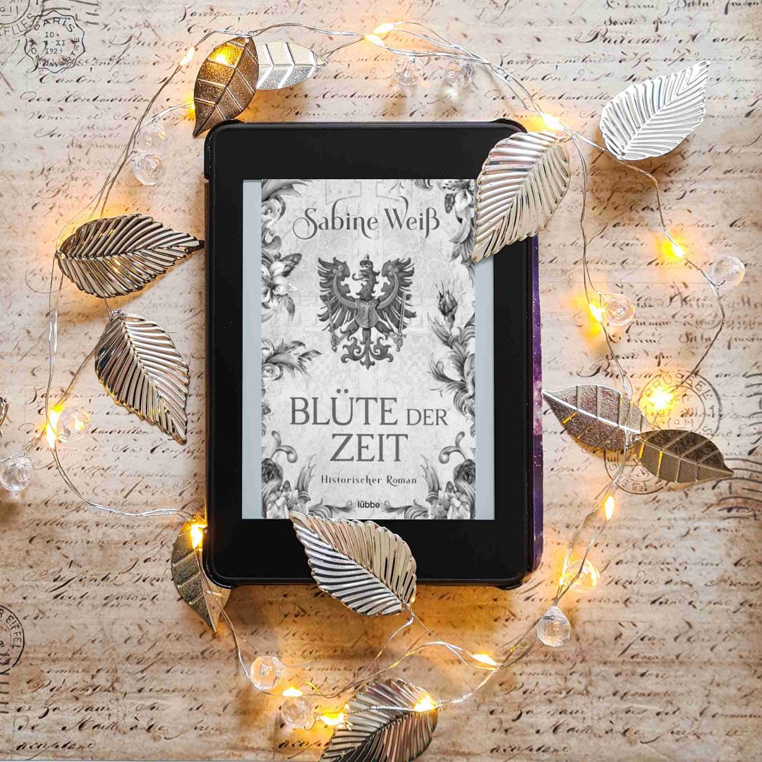 [Werbung/Rezensionsexemplar]
Mein Jahr startet traditionell mit einer Rezension zum neuesten historischen Roman von Sabine Weiß. "Blüte der Zeit" hat mich ins 17. Jahrhundert, die Niederlande, Brandenburg-Preußen und tolle Lustgärten entführt. Fiktion und Historie wurden wunderbar miteinander verbunden und ich hatte wie immer tolles Kopfkino der Schauplätze des Buches. Der einzige Vorwurf, den ich diesem Buch machen kann, ist, dass es wie immer zu kurz war und ich zu einigen Ereignissen gerne noch mehr gelesen hätte.