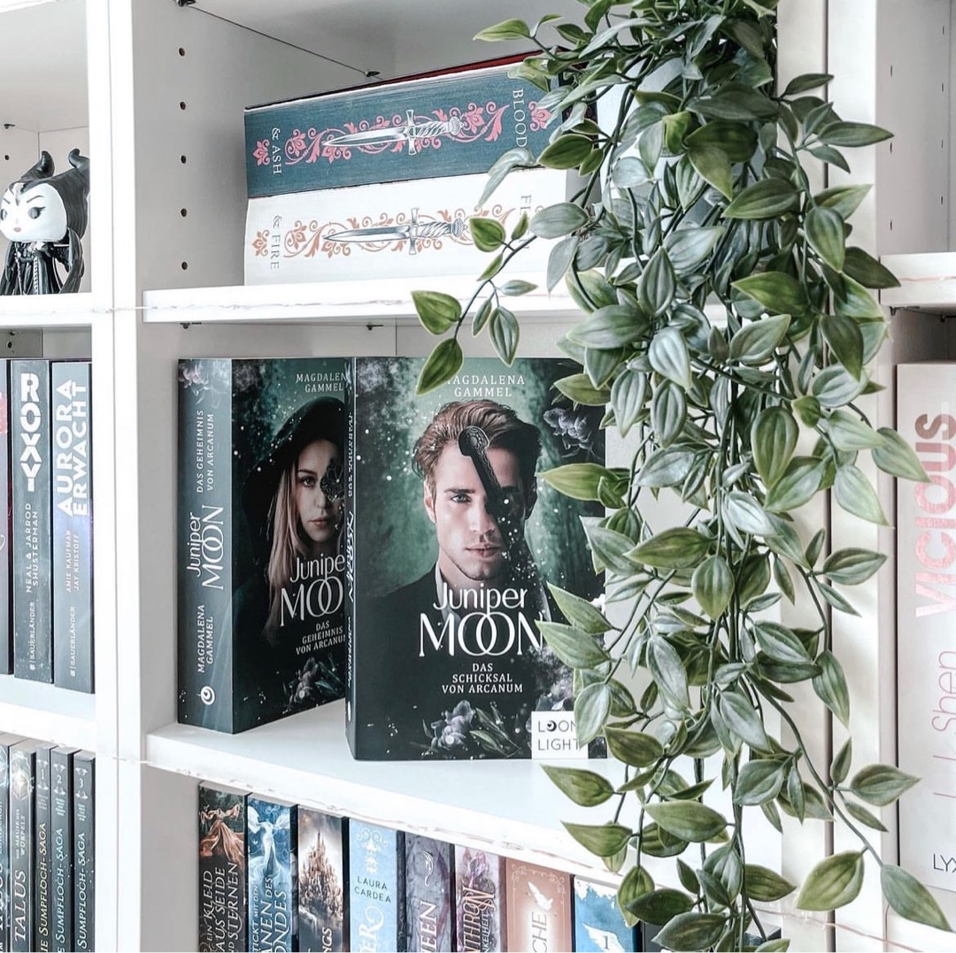 Für mich braucht sich Magdalena Gammel mit ihrem Debüt wirklich nicht zu verstecken, sie kommt ab jetzt auf meine Liste "kauf ich blind" neben SJM, Julia Dippel und Lena Kiefer.