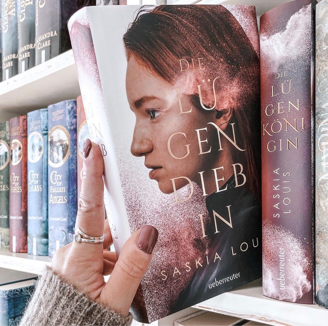 Dieses Buch hätte es ohne Instagram eher nicht in mein Regal geschafft und das wäre wahnsinnig schade gewesen, denn es konnte mich absolut überzeugen. 