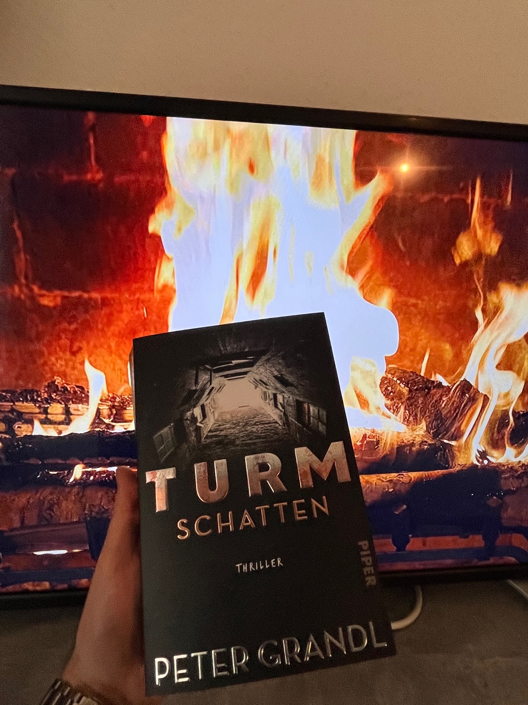 Von Anfang bis Ende sehr spannend und kurzweilig.
Die Charaktere werden super eingebracht, so dass man mit allen mitfühlen kann. Auch die Rückblenden passen toll zur Story.
Teilweise wurde es mir etwas zu abgedreht und die Handlung um die Bewährungshelferin war mir persönlich zu weit hergeholt. Insgesamt allerdings ein sehr gutes Buch mit aufregenden Ende. Ich freue mich auf den zweiten Band!