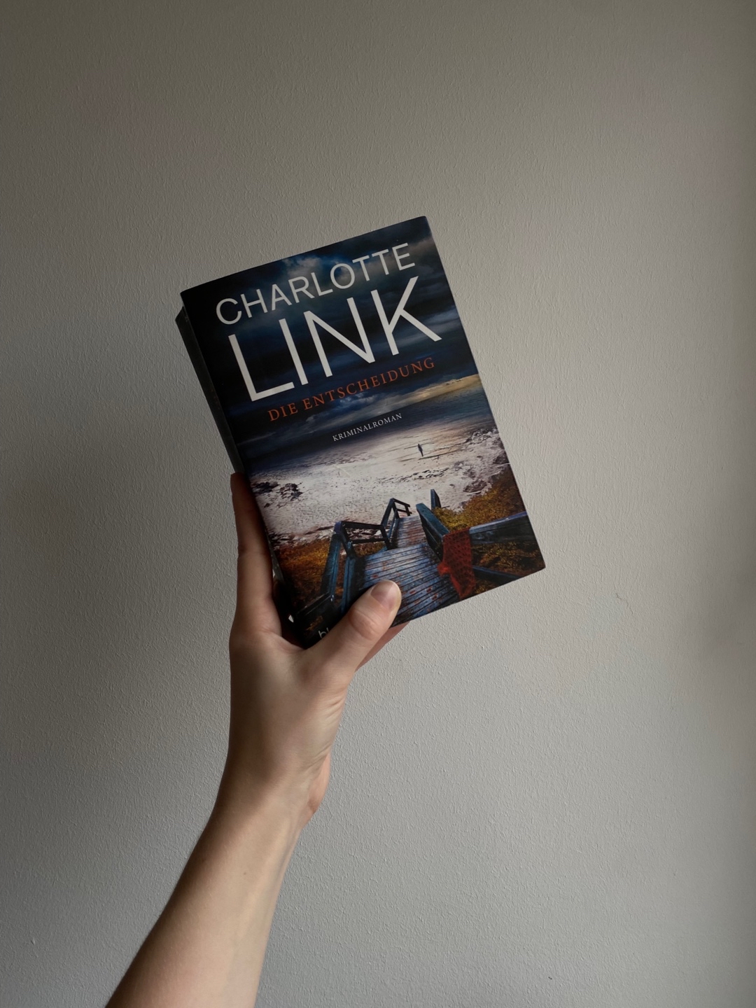 Nicht mein liebstes Charlotte Link Buch. Die Handlung war mir zu vorhersehbar und z.T. zu klischeehaft. Dennoch gabs interessante Charaktere und schöne Settings.
