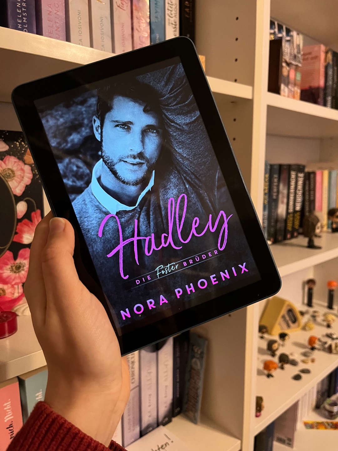 Süße Gay-Romance, allerdings ähnelten einige stellen sich sehr. Das war etwas schade 😵💫 ansonsten war Hadley echt fürsorglich und aufmerksam und auch Sebastian war ein spannender Charakter 😊