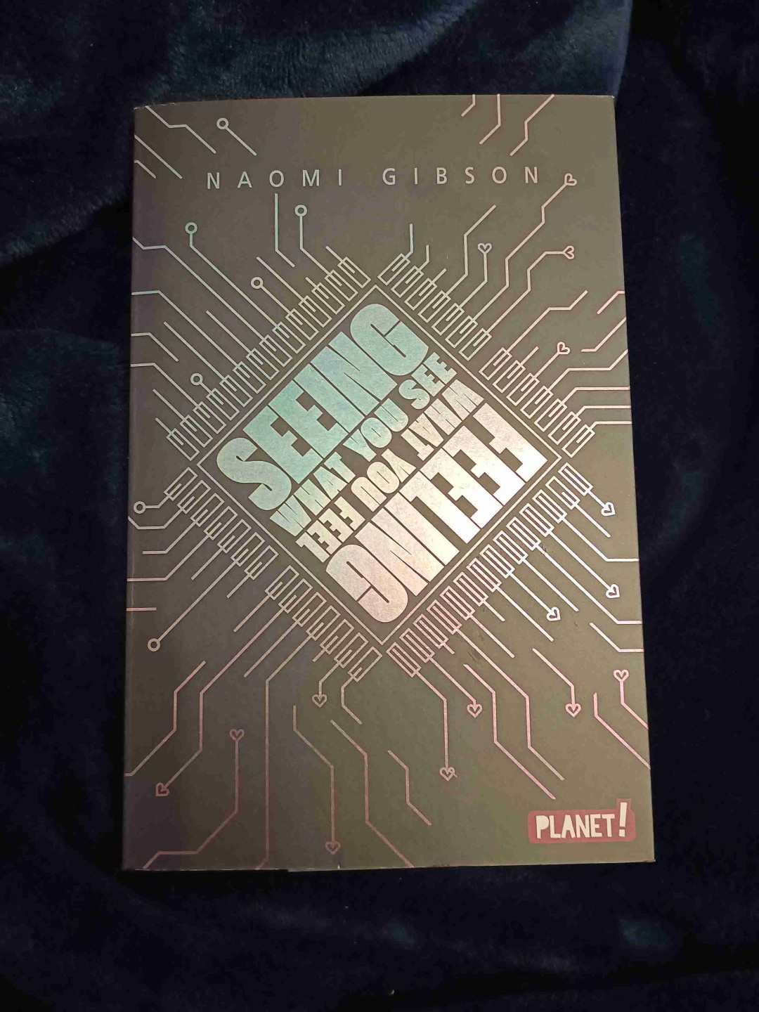 Was passiert, wenn man eine KI als besten Freund erschafft und der dann für ein Programm zu menschlich wird und zu einem echten Mensch werden will?
All das, wird in diesem Buch herausgefunden.
Sehr geile Story, die extrem zum Nachdenken anregt.