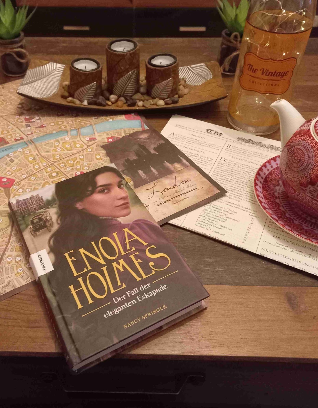 Als riesen Sherlock Holmes Fan, musste ich natürlich alle Bücher von Nancy Springer lesen. Enola Holmes die kleine Schwester von Sherlock ist unglaublich intelligent und gewieft. Sie versucht mit ihrer eigenen Detektei Fälle zu lösen und meist ärmeren Leuten zu helfen. Vorallem ihre Freundin Cicely, die immer wieder in Schwierigkeiten steckt.