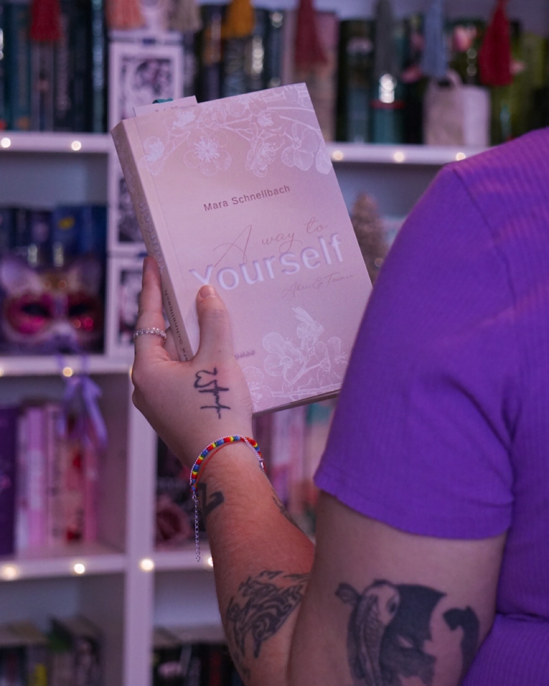 Dieses Buch hat mich tief berührt. Es hat mich weinen lassen, wie noch nie bei einem Buch zuvor. Es hat mich schmerzlich-schön an das Leben erinnert und all seine Farben. Danke Mara! Danke!