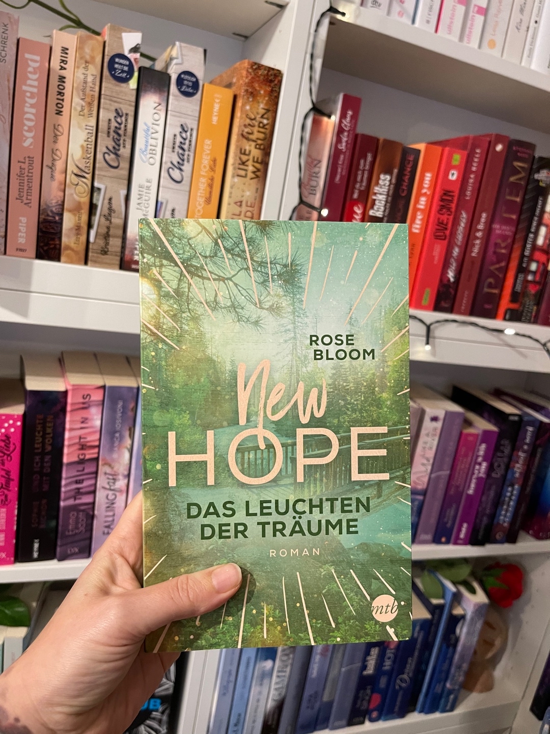 So ein schöner Abschluss der Reihe! 🥲 Ich gebe zu, ich werde New Hope und ihre Einwohner vermissen. 
Lu und Curtis sind mir noch einmal besonders ans Herz gewachsen. Ich mochte Lus chaotische Art und dass Curtis das komplette Gegenteil von ihr ist. Dass die beiden schon so lange diese enge Freundschaft verbindet, die man in jedem Satz gespürt hat.
Was ich an dieser Reihe vor allem großartig fand, ist, dass mich die Charaktere am Ende immer überrascht haben. Nie haben die Charaktere nach dem Twist so reagiert, wie ich es erwartet hätte, und große (nicht nachvollziehbare) Dramen gibt es hier nicht.
Große Empfehlung für alle, die ruhige Geschichten mit Kleinstadtflair und große Gefühle mögen. 💖

Als Hörbuch gehört (ich mochte besonders die Stimme von Marlene Meissner, aber auch Martin Kuupa habe ich gerne zugehört), aber natürlich habe ich die ganze Reihe als Paperback. 👌🏼📚