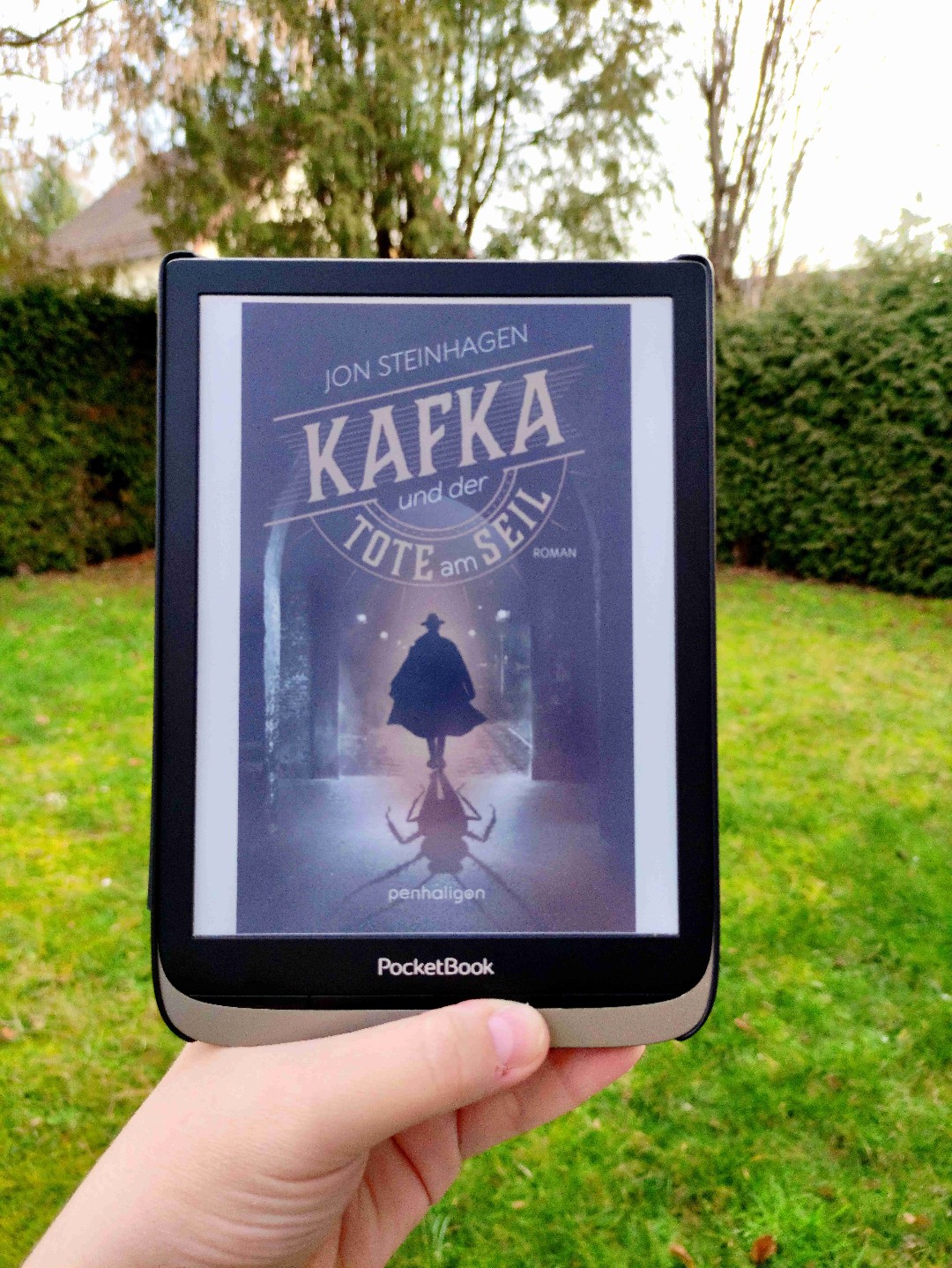 Hat alles was es braucht. Spannung bis zum Schluss, mit einer Prise Humor und viel Kafka