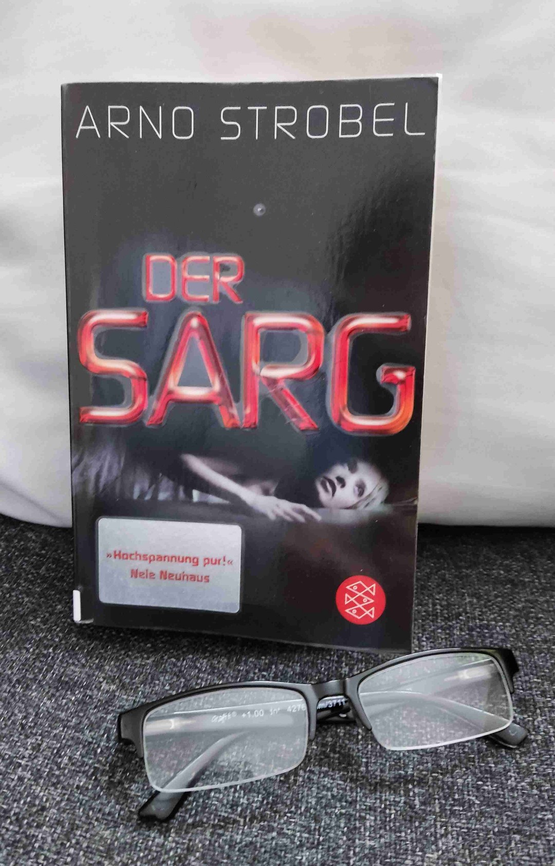 Das Buch war kurzweilig zu lesen und sehr spannend. Ich hatte zwischenzeitlich eine Ahnung, war zum Schluss aber doch sehr positiv angetan von der Auflösung des Falls. Für eingefleischte Thrillerfans ein Genuß: 5 von 5 Sternen ⭐⭐⭐⭐⭐