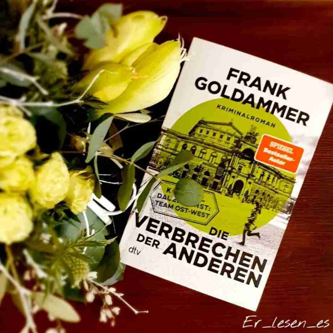 ⭐️⭐️⭐️⭐️
Ich kenne nur wenige deutsche Autoren, denen es richtig gut gelingt Zeitgeschichte zu transportieren. Frank Goldammer ist einer von ihnen. Seine Bücher haben neben meist komplexen und verzwickten Kriminalfällen auch diese besondere historische Komponente. Man glaubt ihm, was er da schreibt. Es fühlt sich „echt“ an. Und bei dieser Reihe stimmt das auch ganz und gar, denn der Autor ist selbst ein Kind der Wende und lässt diese Erfahrungen in seine Krimis einfließen.