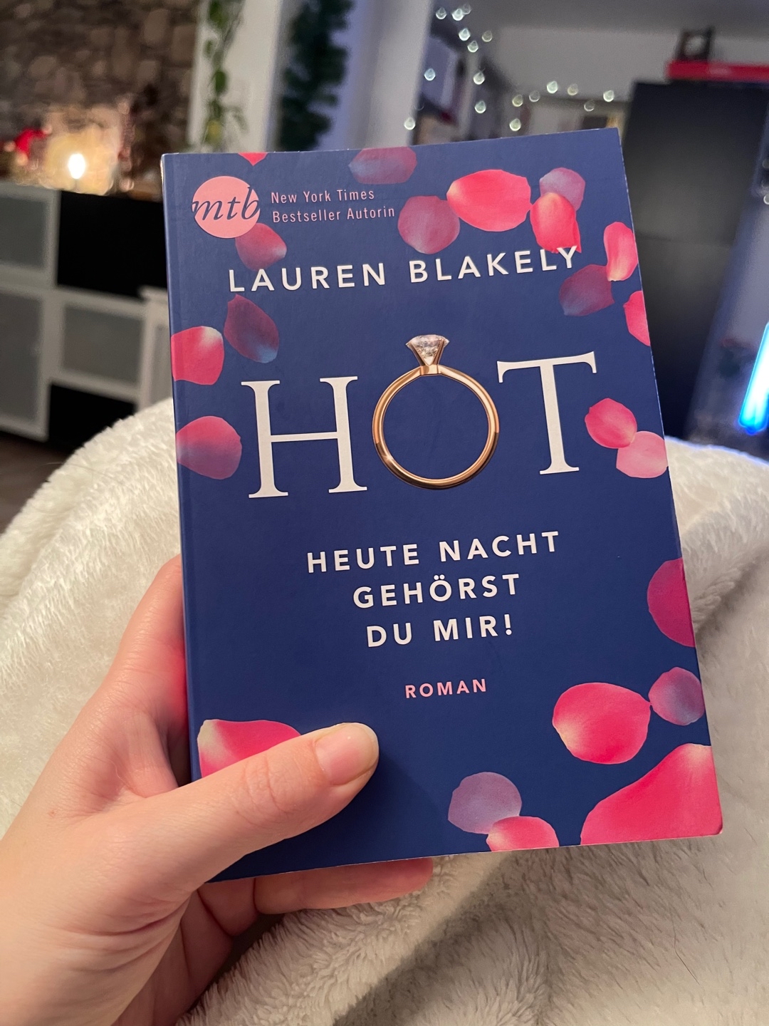 Wo soll ich anfangen? Ich liebe den Humor, der auch in diesem Band nicht zu kurz kommt, und der Schreibstil ist super. Trotzdem war ich ziemlich enttäuscht, was daran liegt, dass mir mit dem Prolog die ganze Spannung genommen wurde. Dadurch, dass dort (auf zugegeben humorvolle Art) beinahe der gesamte Ablauf der Story beschrieben wird, war die Handlung vorhersehbar und - sorry - langweilig. 🙈
Echt schade, ich hätte dem Buch gerne mehr Sterne gegeben.