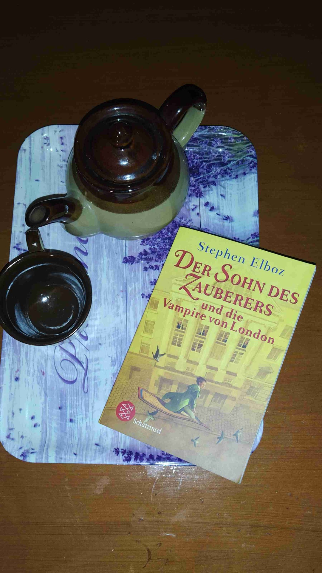 Ein sehr schön geschriebenes Jugendbuch, über Zauberer , Vampire, Briten und Indianer
Ich habe es Regelrecht gesuchtet.